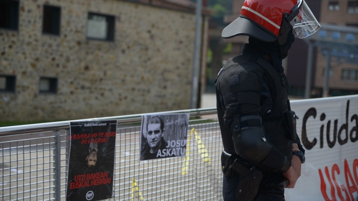 Un ertzaintza en Ugao-Miraballes (Vizcaya), pueblo del histórico de la banda terrorista ETA