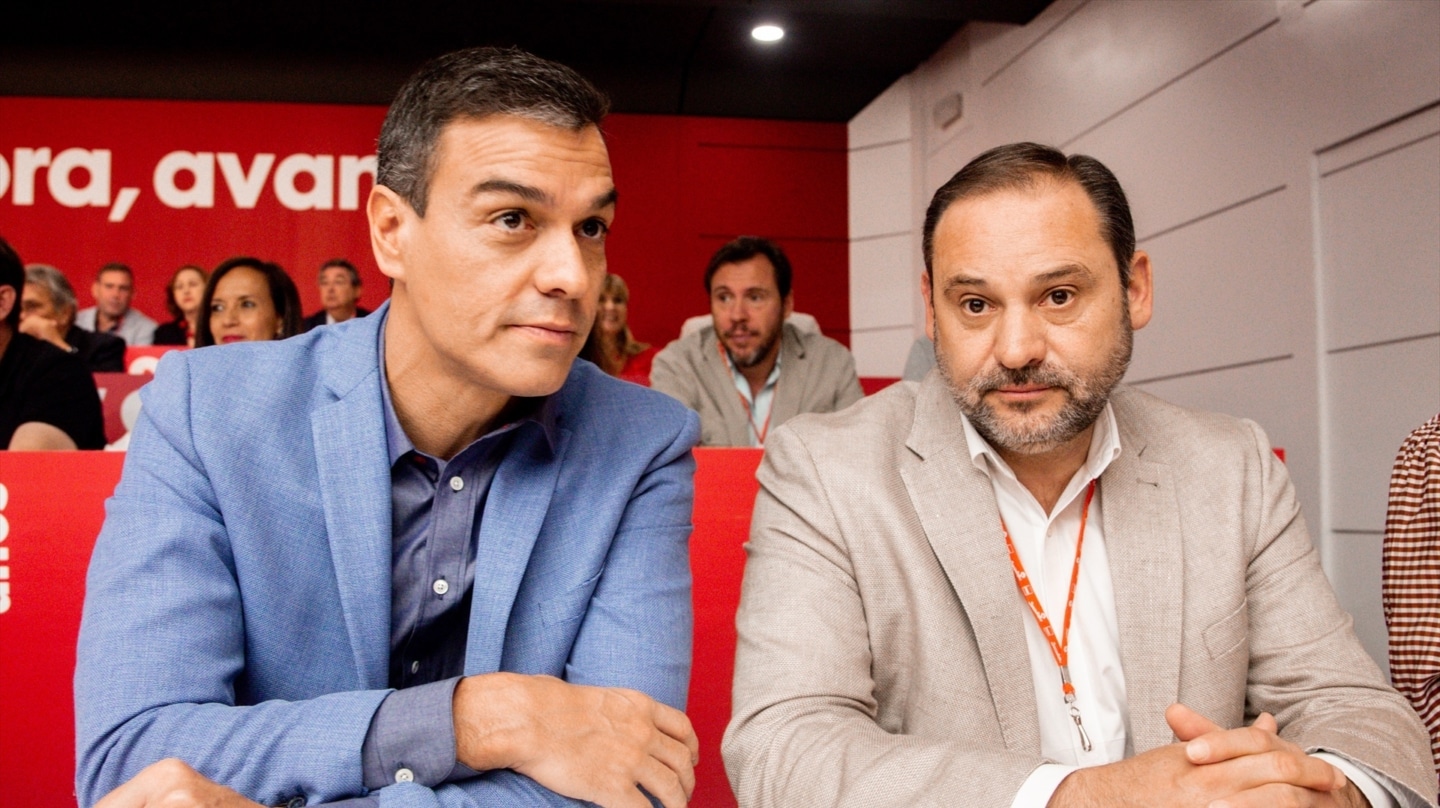 El presidente del Gobierno, Pedro Sánchez, junto a José Luis Ábalos, en una reunión del Comité Federal del PSOE