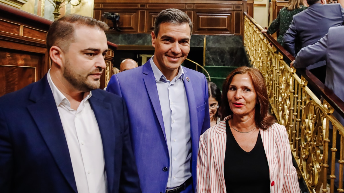 (Foto de ARCHIVO) (I-D) El diputado del PSOE, Manuel Arribas; el presidente del Congreso, Pedro Sánchez y la diputada del PSOE, María Luz Martínez Seijo, a su llegada a una sesión plenaria en el Congreso de los Diputados, a 14 de septiembre de 2022, en Madrid (España). El pleno aprobó ayer iniciar la tramitación de la reforma del Estatuto de Autonomía de Aragón y la proposición de ley relativa al establecimiento de gravámenes temporales energético y de entidades de crédito. Carlos Luján / Europa Press 14 SEPTIEMBRE 2022;SESIÓN DE CONTROL;GOBIERNO;CONGRESO;PREGUNTAS;INTERPELACIONES 14/9/2022
