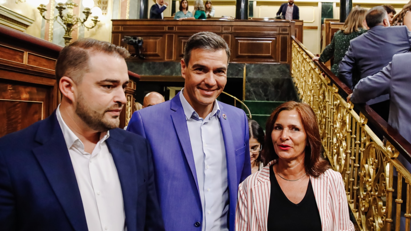 (Foto de ARCHIVO) (I-D) El diputado del PSOE, Manuel Arribas; el presidente del Congreso, Pedro Sánchez y la diputada del PSOE, María Luz Martínez Seijo, a su llegada a una sesión plenaria en el Congreso de los Diputados, a 14 de septiembre de 2022, en Madrid (España). El pleno aprobó ayer iniciar la tramitación de la reforma del Estatuto de Autonomía de Aragón y la proposición de ley relativa al establecimiento de gravámenes temporales energético y de entidades de crédito. Carlos Luján / Europa Press 14 SEPTIEMBRE 2022;SESIÓN DE CONTROL;GOBIERNO;CONGRESO;PREGUNTAS;INTERPELACIONES 14/9/2022