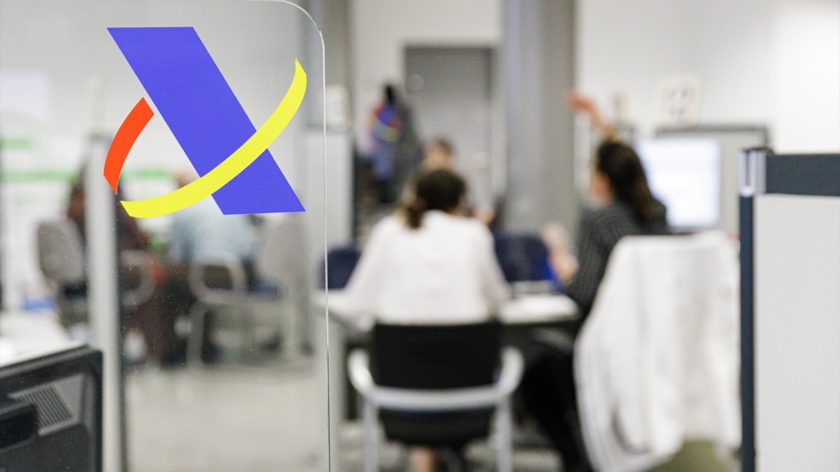 Varias personas son atendidas en la Agencia Tributaria para presentar la declaración de la renta