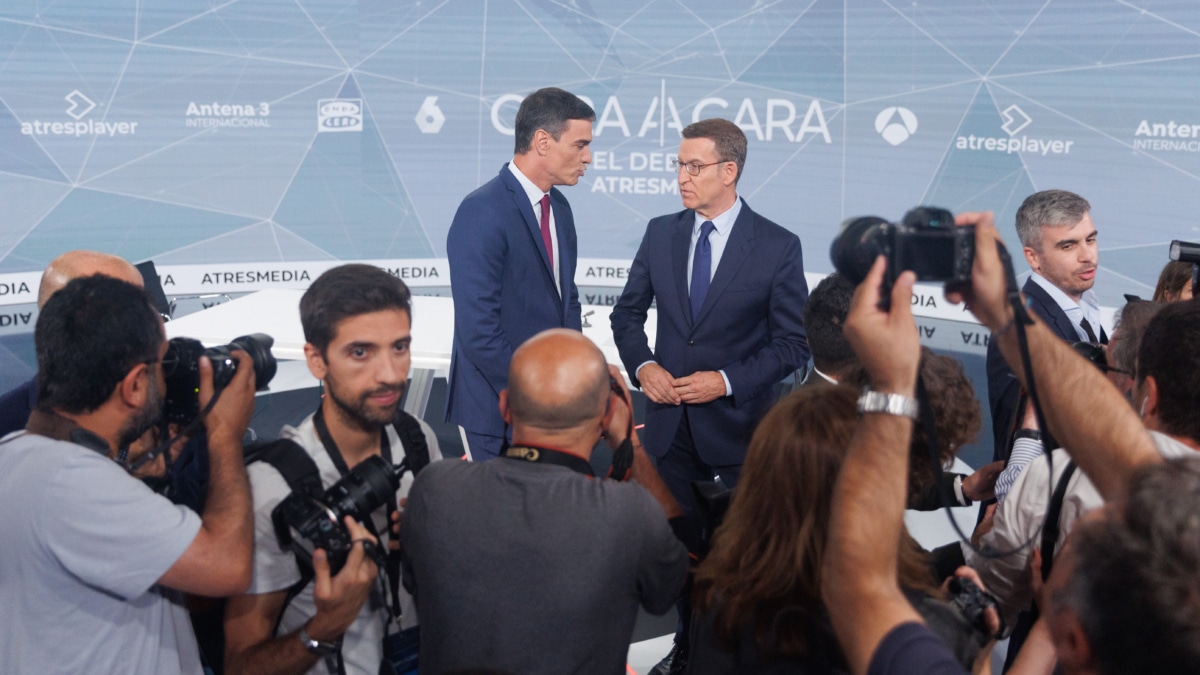 (Foto de ARCHIVO) El presidente del Gobierno y candidato del PSOE a la reelección, Pedro Sánchez, y el candidato del PP a la presidencia, Alberto Núñez Feijóo, se saludan antes del programa 'Cara a Cara. El Debate', en Atresmedia, a 10 de julio de 2023, en Madrid (España). Este es el primer debate de la campaña electoral y el único al que Feijóo ha accedido a participar de los propuestos por Pedro Sánchez, al haber rechazado los organizados por RTVE y el Grupo Prisa. El programa se estructura en torno a cuatro bloques temáticos, cuyo orden está marcado por la actualidad informativa y el criterio periodístico. Los candidatos no pueden hacer uso de dispositivos electrónicos, como teléfonos móviles, tablets, relojes inteligentes, etc. Eduardo Parra / Europa Press 10/7/2023