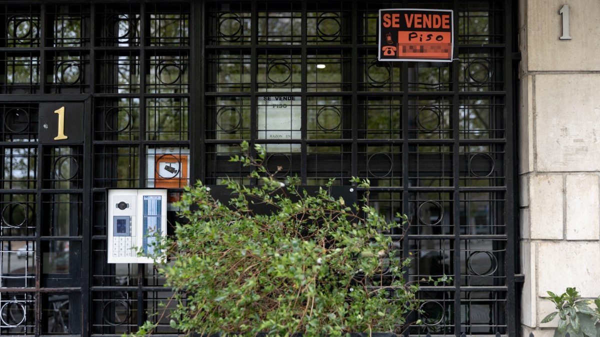 Un portal con un cartel de 'Se vende'.