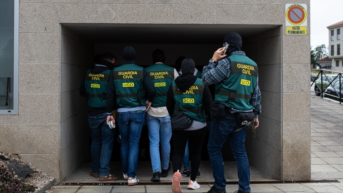 Varios agentes de la UCO de la Guardia Civil, durante un registro