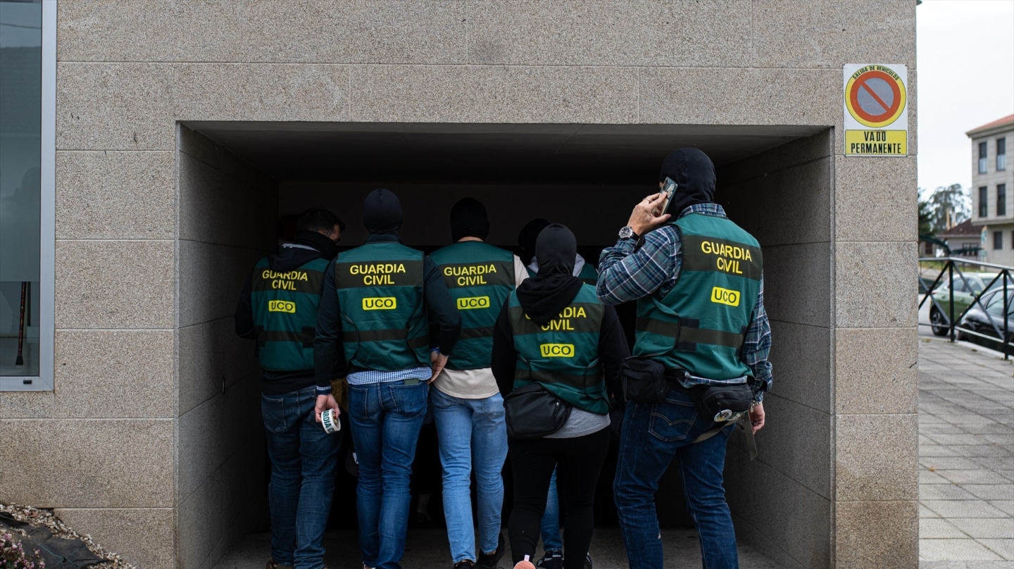 Varios agentes de la UCO de la Guardia Civil, durante un registro