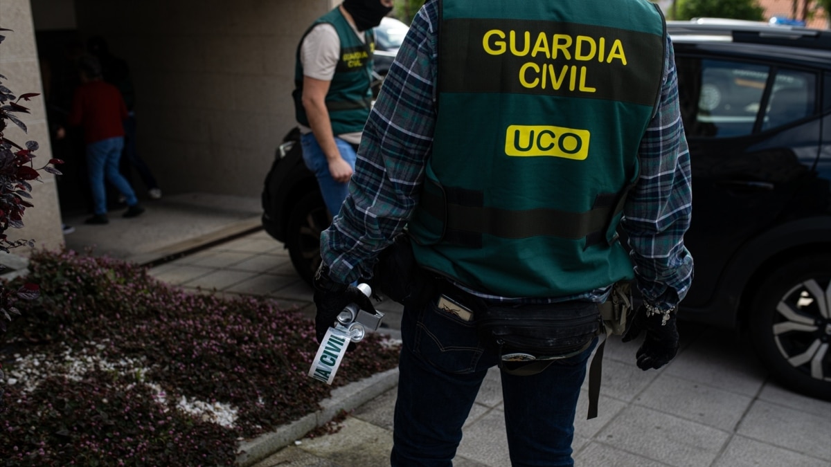 Varios agentes de la UCO de la Guardia Civil durante un registro
