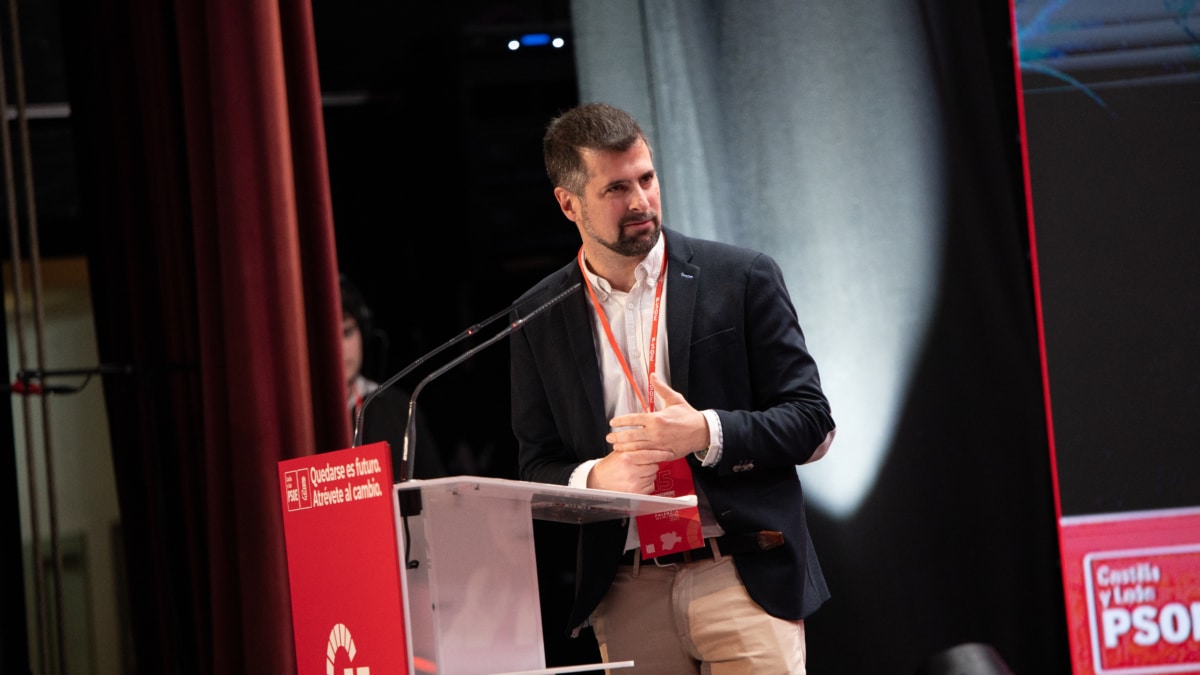 (Foto de ARCHIVO) El exsecretario general del PSOE de Castilla y León, Luis Tudanca, interviene durante la inauguración del 15º Congreso Socialista de Castilla y León, en el Teatro Ortega, a 22 de febrero de 2025, en Palencia, Castilla y León (España). El Congreso se celebra bajo el lema 'Quedarse es futuro. Atrévete al cambio'. Durante el cónclave, que se celebra hoy y mañana, 23 de febrero, se confirma a Carlos Martínez como nuevo secretario autonómico tras la salida de Luis Tudanca. Isa Saiz / Europa Press 22 FEBRERO 2025;PSOE;CYL;CONGRESO;INAUGURACIÓN;POLÍTICA 22/2/2025