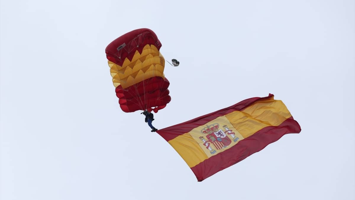 Salto paracaidista de la Patrulla Acrobática de Paracaidismo del Ejército del Aire y del Espacio el 12 de octubre de 2025