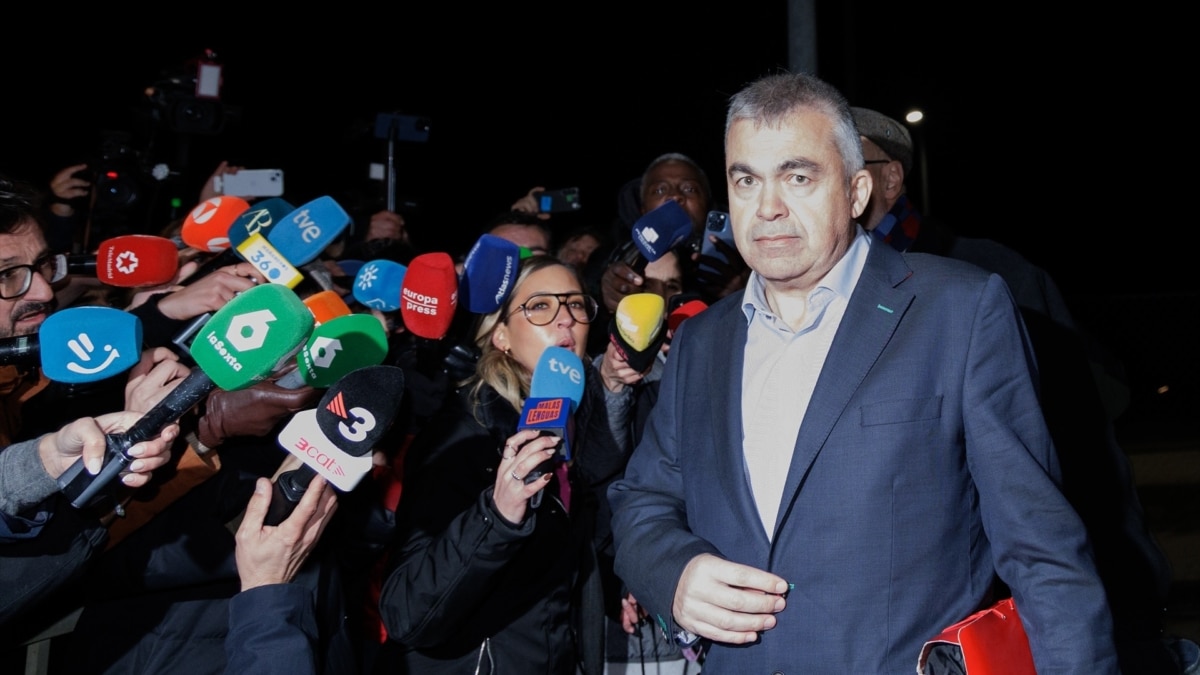 El exsecretario de organización del PSOE Santos Cerdán a su salida de la prisión de Soto del Real, a 19 de noviembre de 2025