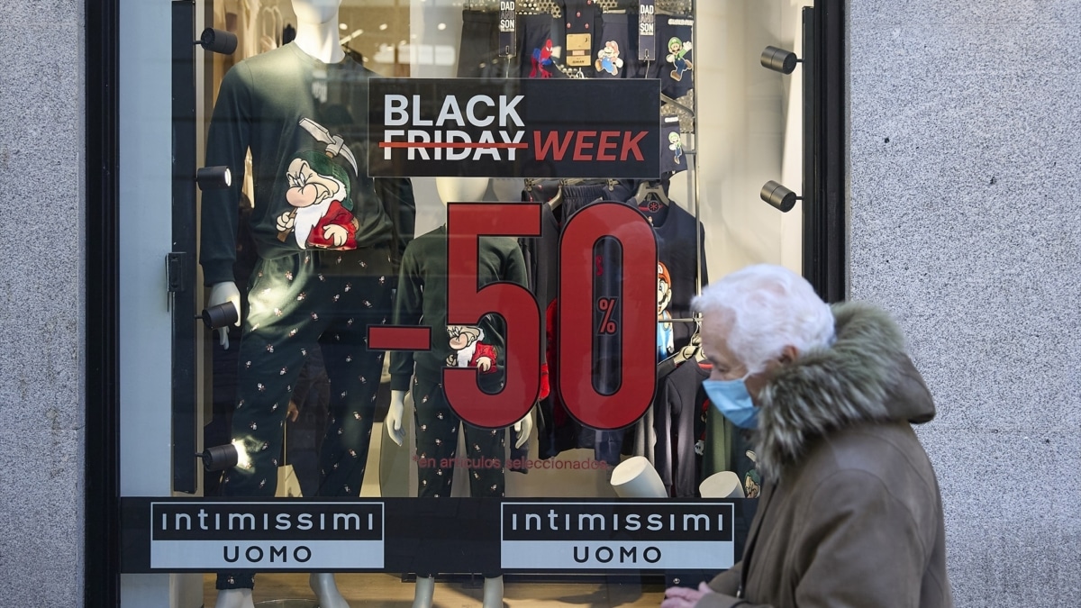 Escaparate de una tienda en Black Friday 2025