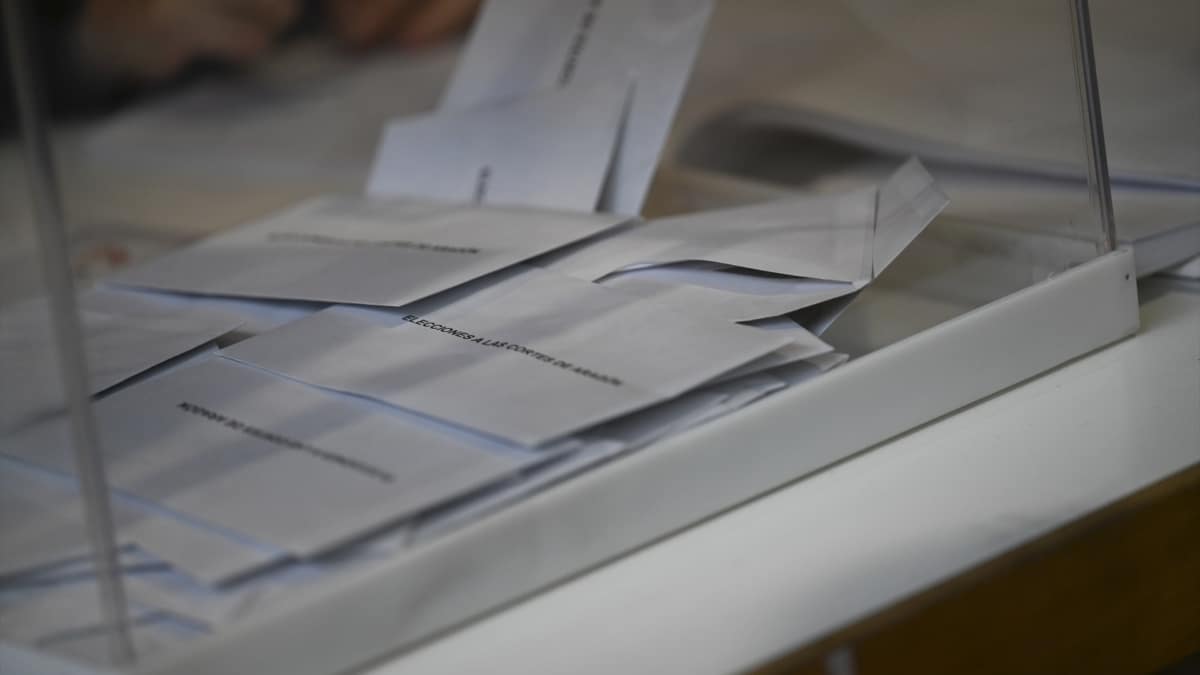Aragoneses votan en un colegio electoral, a 8 de febrero de 2026, en Huesca, Aragón