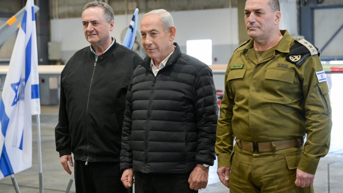 El primer ministro israelí, Benjamín Netanyahu, junto al ministro de Defensa, Israel Katz (i), y el jefe del Ejército, el general Eyal Zamir (d)