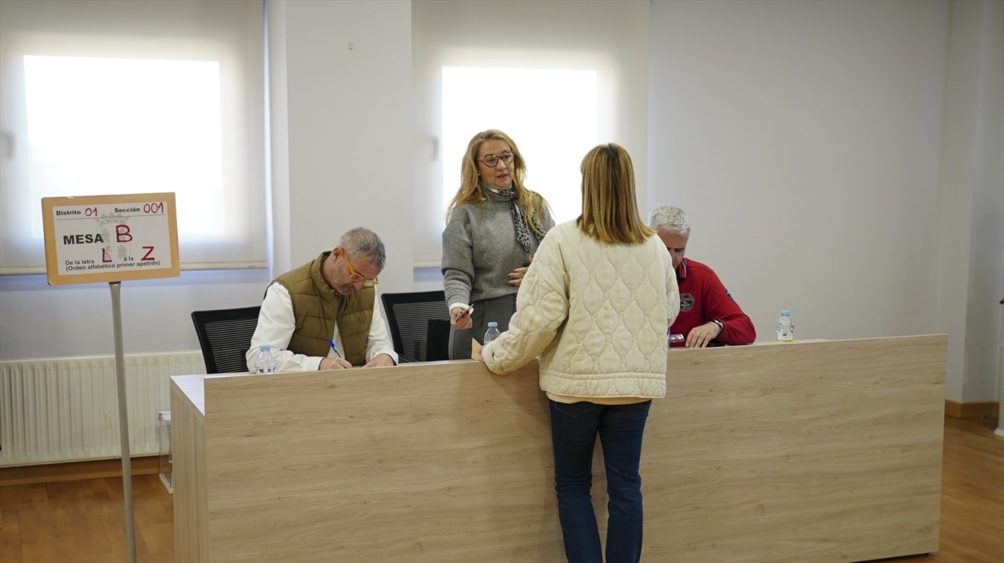 Castellanoleoneses votan en un colegio electoral, a 15 de marzo de 2026, en Salamanca, Castilla y León