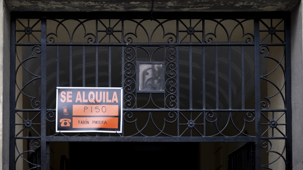 Un cartel de alquiler de un piso en un edificio de Madrid.