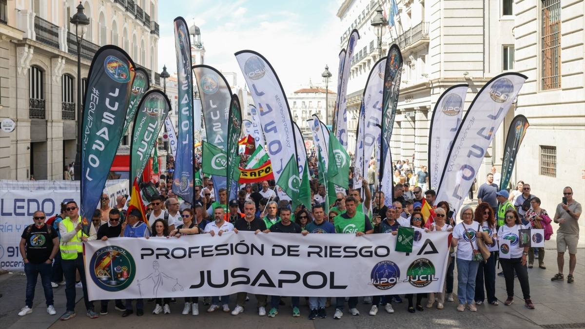 Policías y guardias civiles se encierran en el Ministerio del Interior en protesta por las jubilaciones