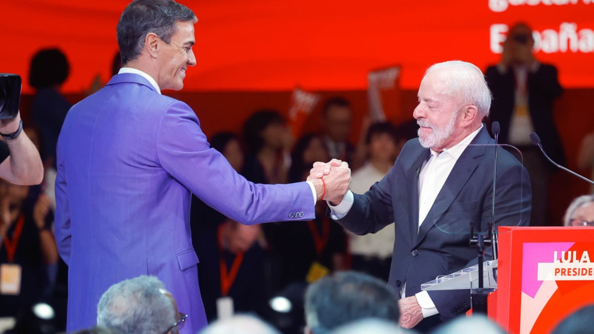 (Foto de ARCHIVO) El presidente de Brasil, Luiz Inácio Lula da Silva (d), y el presidente del Gobierno, Pedro Sánchez (i), se saludan durante la segunda y última jornada del Global Progressive Mobilisation, a 18 de abril de 2026, en Barcelona, Catalunya (España). La Global Progressive Mobilisation (GPM) es un evento de alto nivel que incluye cenas de trabajo y diversas actividades organizadas por la Internacional Socialista, bajo la presidencia de Sánchez, los días 17 y 18 de abril de 2026 en Barcelona. Kike Rincón / Europa Press 18 ABRIL 2026;CATALUÑA;BCN;GPM;PROGRESISMO;PROGRESISTA;PSOE;SOCIALISTAS;INTERNACIONAL; 18/4/2026