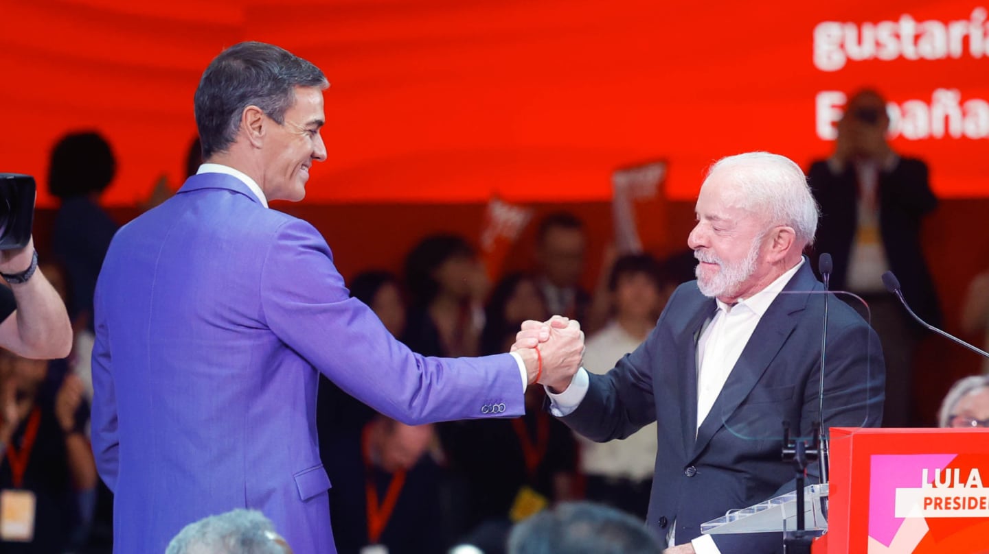 (Foto de ARCHIVO) El presidente de Brasil, Luiz Inácio Lula da Silva (d), y el presidente del Gobierno, Pedro Sánchez (i), se saludan durante la segunda y última jornada del Global Progressive Mobilisation, a 18 de abril de 2026, en Barcelona, Catalunya (España). La Global Progressive Mobilisation (GPM) es un evento de alto nivel que incluye cenas de trabajo y diversas actividades organizadas por la Internacional Socialista, bajo la presidencia de Sánchez, los días 17 y 18 de abril de 2026 en Barcelona. Kike Rincón / Europa Press 18 ABRIL 2026;CATALUÑA;BCN;GPM;PROGRESISMO;PROGRESISTA;PSOE;SOCIALISTAS;INTERNACIONAL; 18/4/2026