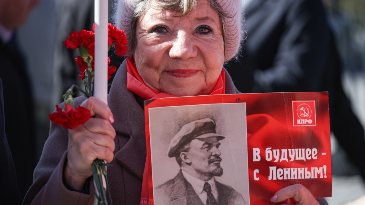 Una mujer asiste a un homenaje en el mausoleo de Lenin en la Plaza Roja de Moscú.