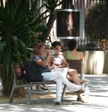 Varias personas sentadas en un banco, a 17 de junio de 2026, en Barcelona, Catalunya (España).
