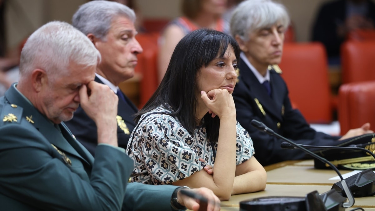 La directora general de la Guardia Civil, Mercedes González Fernández (c) y el DAO Manuel Llamas, durante la celebración del acto institucional en recuerdo y homenaje a las Víctimas del Terrorismo, en la Sala Constitucional del Congreso de los Diputados
