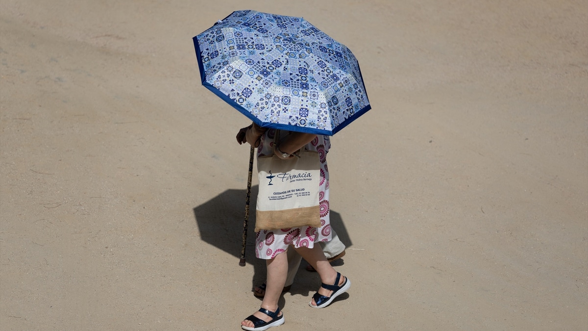 Una mujer pasea por Madrid Río, en Madrid, en plena ola de calor de julio de 2026.