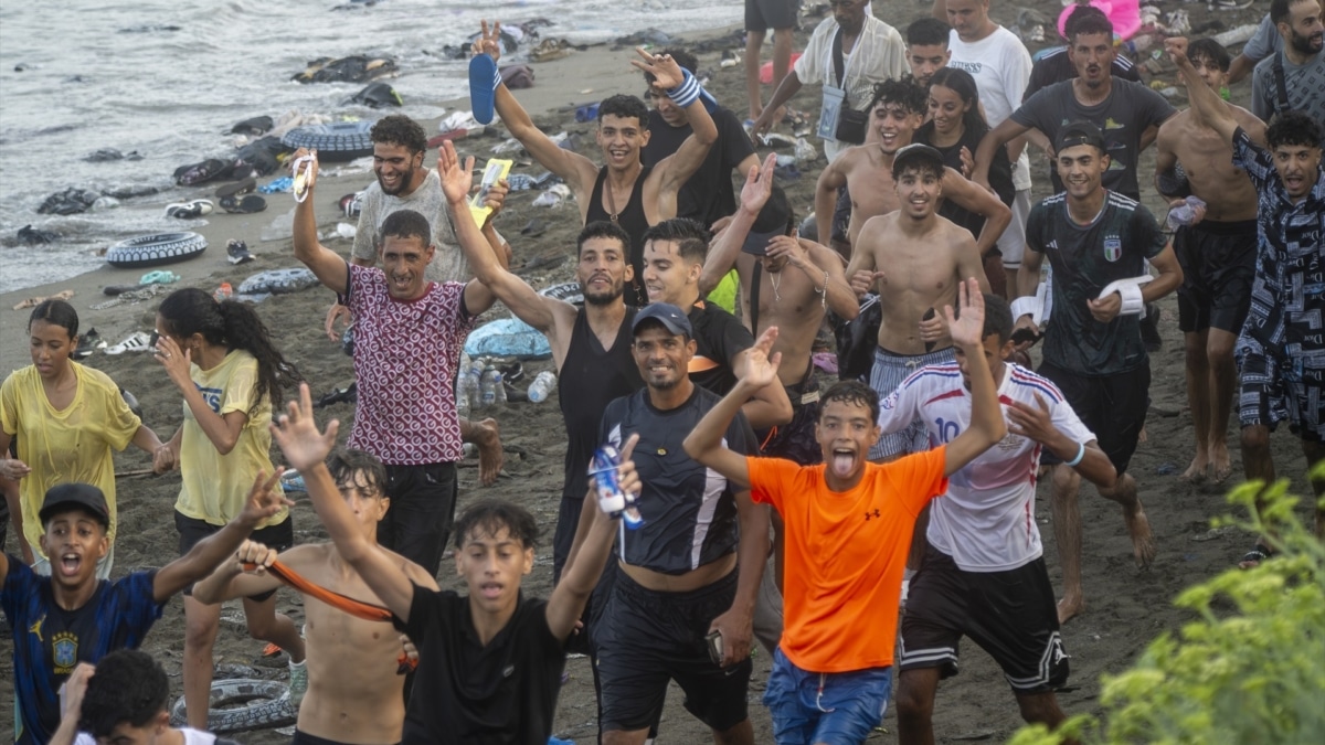 Un grupo de personas celebra su entrada en Ceuta desde Marruecos el pasado 30 de julio.