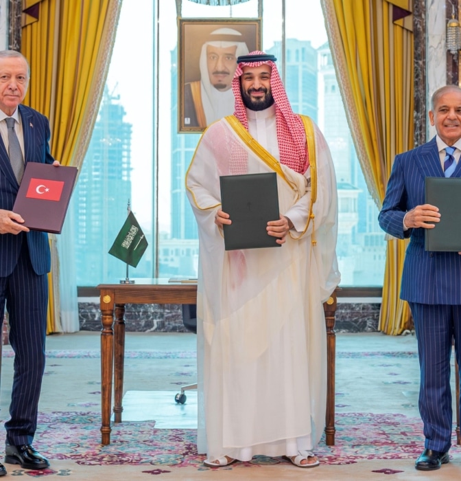 La “OTAN musulmana” en acción: Arabia Saudí activa el Pacto de La Meca ante la amenaza hutí en el mar Rojo