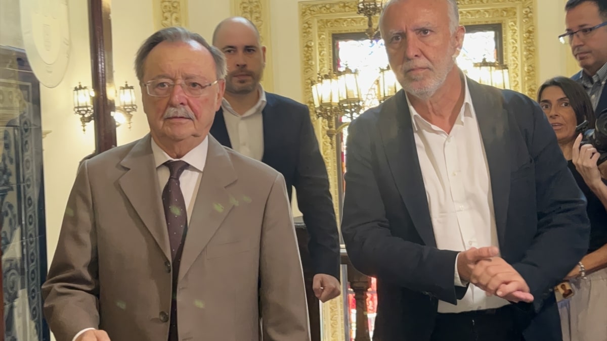 El ministro de Política Territorial y Memoria Democrática, Ángel Víctor Torres (d), y el presidente de Ceuta, Juan Jesús Vivas (i), a su llegada al Palacio de la Asamblea, a 10 de agosto de 2026, en Ceuta