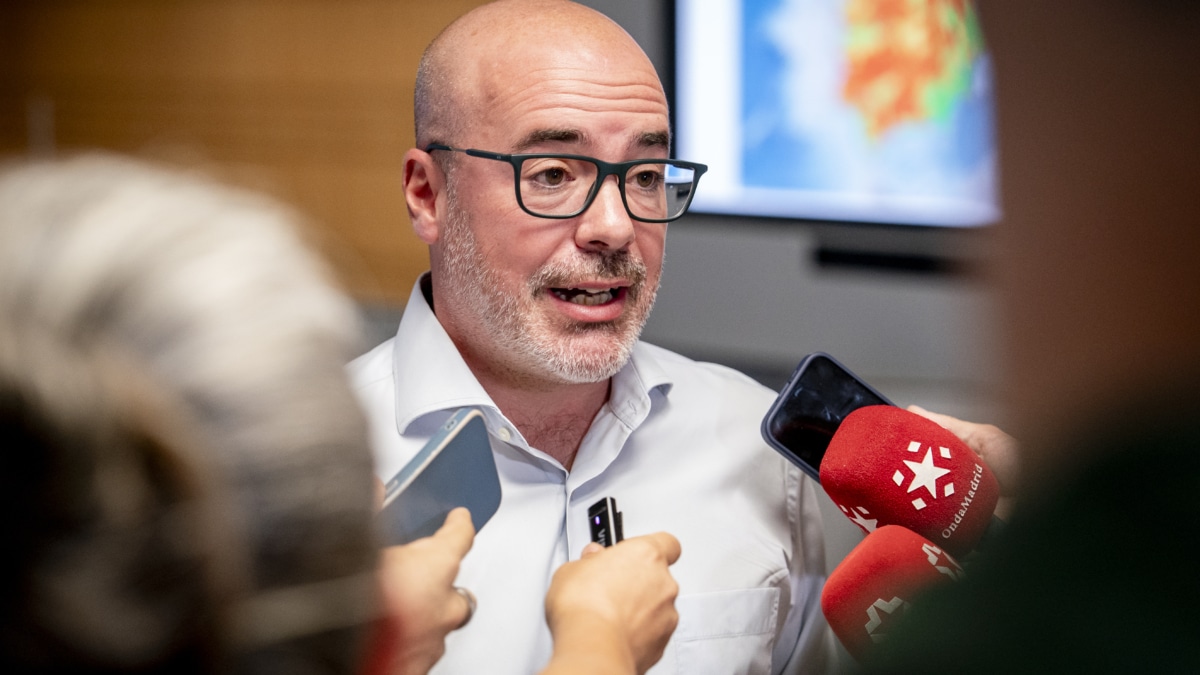 (Foto de ARCHIVO) El delegado del Gobierno en Madrid, Francisco Martín, atiende a los medios durante su visita a la sede de la Dirección General de Tráfico (DGT), a 12 de agosto de 2026, en Madrid (España). La visita a la DGT y la sala de pantallas se produce para comprobar y hacer seguimiento del inicio de una jornada en la que se prevén medio millón de desplazamientos por carretera con motivo del eclipse solar total. Han hecho hincapié en las recomendaciones y limitaciones de movilidad que hay previstas para evitar incidentes. A. Pérez Meca / Europa Press 12/8/2026
