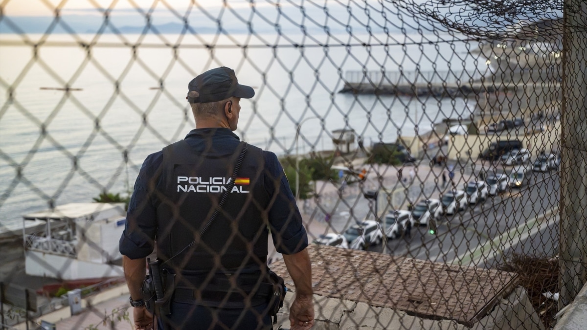 Efectivos de la Guardia Civil, Policía Nacional y Ejército vigilan la frontera del Tarajal, a 23 de septiembre de 2026, en Ceuta (España)