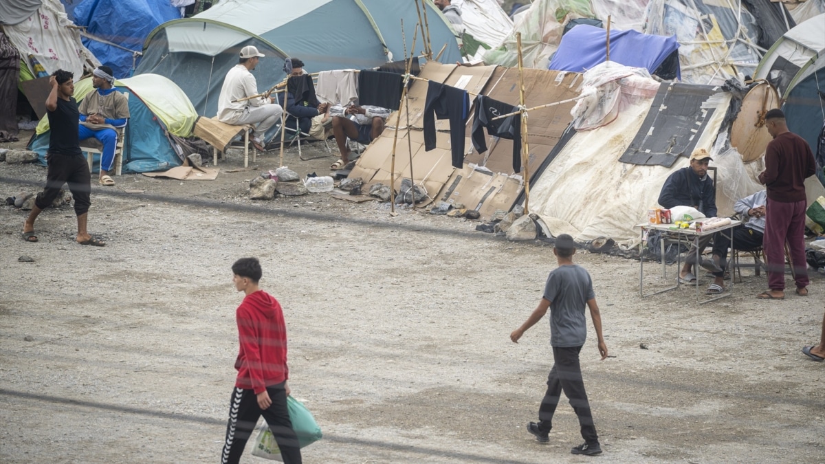 Migrantes continúan en los asentamientos a pesar de las lluvias en Ceuta