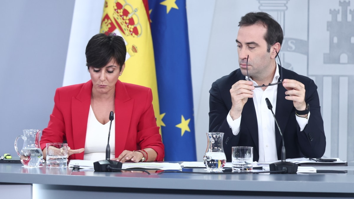 La ministra de Vivienda y Agenda Urbana, Isabel Rodríguez, y el vicepresidente primero y ministro de Economía, Comercio y Empresa, Carlos Cuerpo.