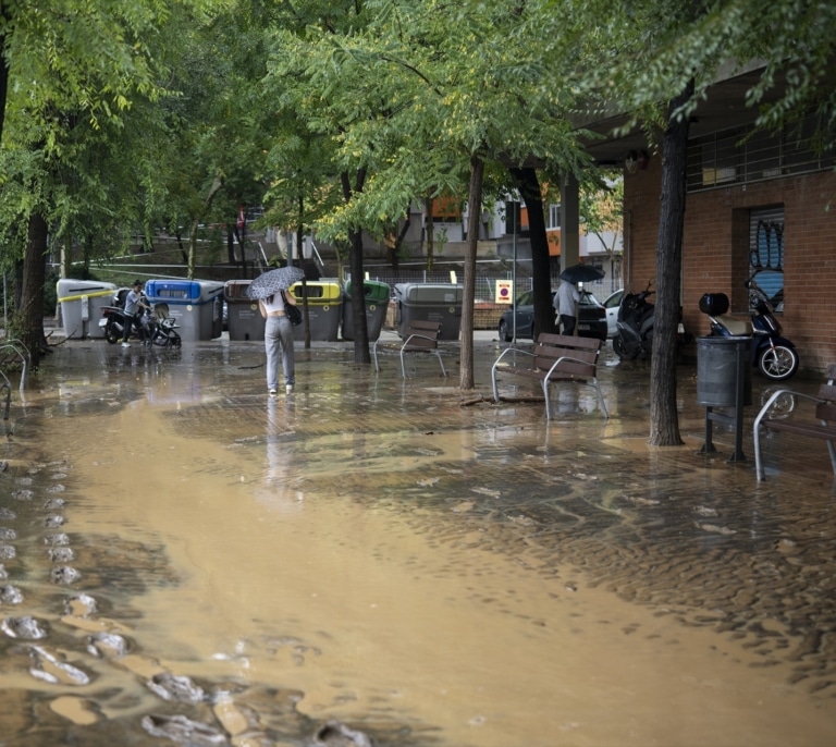 El aviso rojo por lluvias en Valencia y Castellón obliga a Renfe a suspender varios servicios
