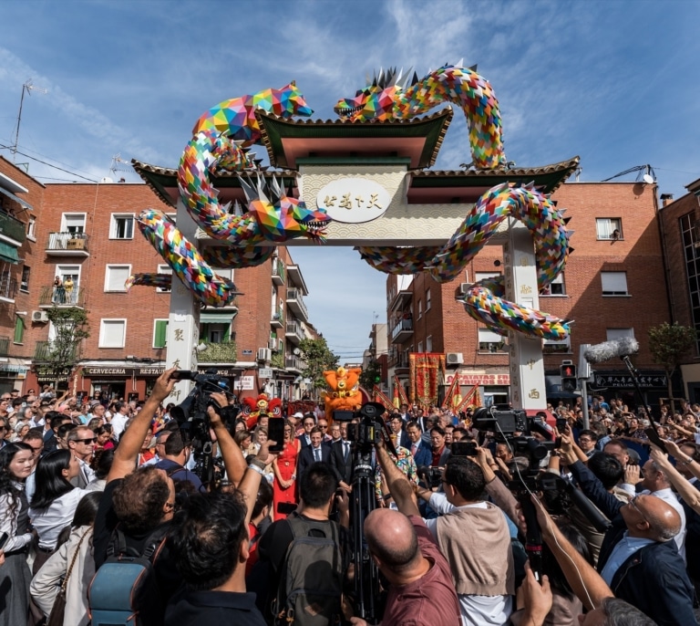 Madrid ya tiene su arco chino en Usera (y Almeida lo celebra: "Será un icono para la ciudad")