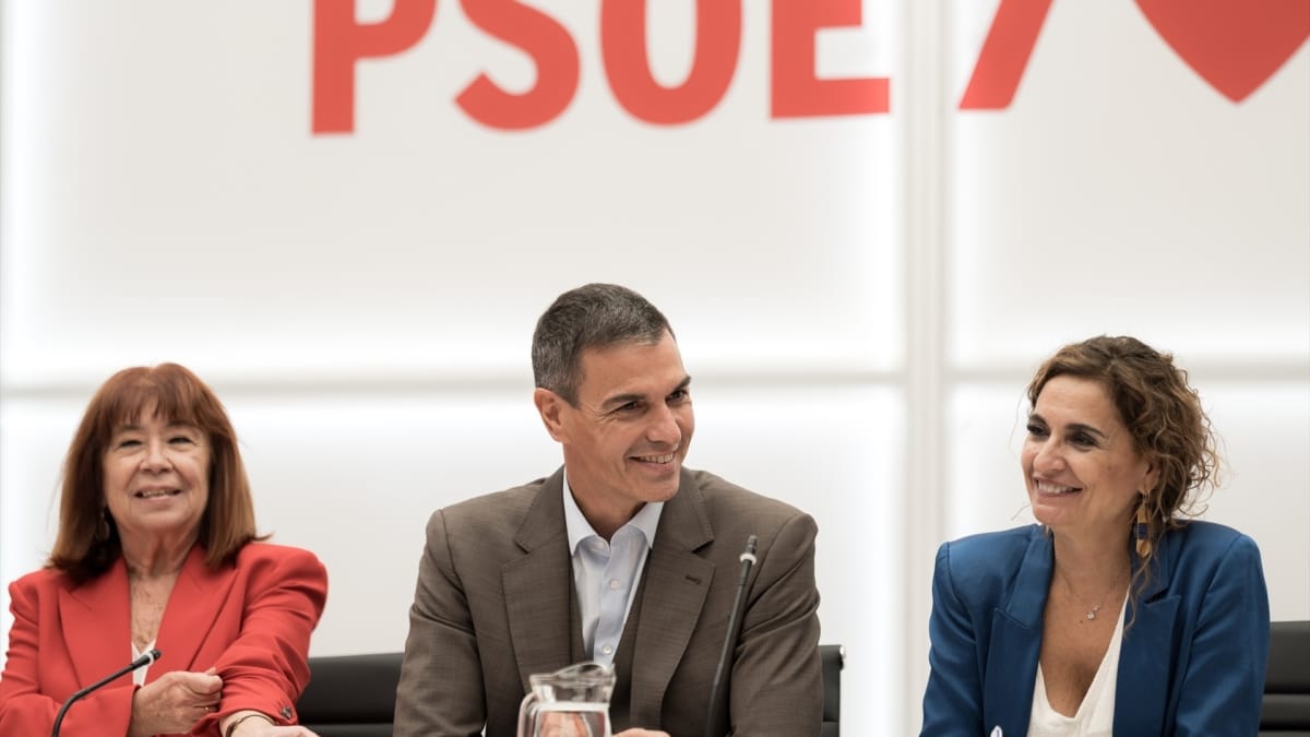 (I-D) La presidenta del PSOE, Cristina Narbona; el presidente del Gobierno y secretario general del PSOE, Pedro Sánchez; y la secretaria general del PSOE-A y portavoz parlamentaria socialista, María Jesús Montero; durante la reunión de la Comisión Ejecutiva Federal (CEF) del PSOE, a 5 de octubre de 2026, en Madrid.
