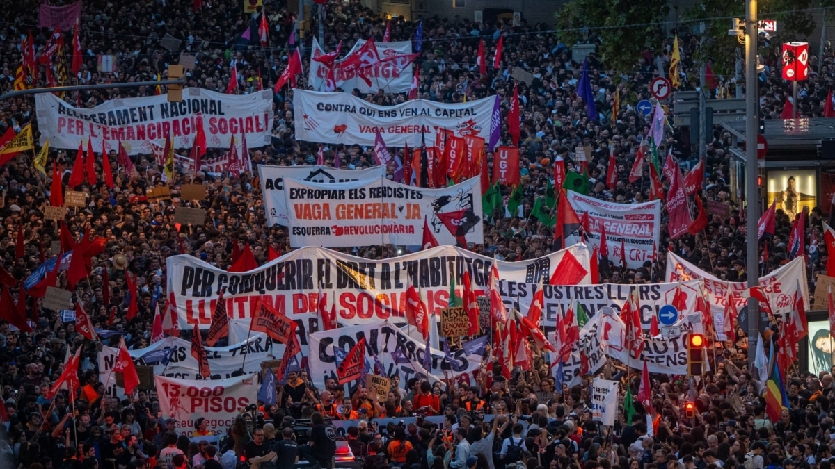 Una protesta por la vivienda reúne a 20.000 personas en Barcelona y acaba con cargas policiales