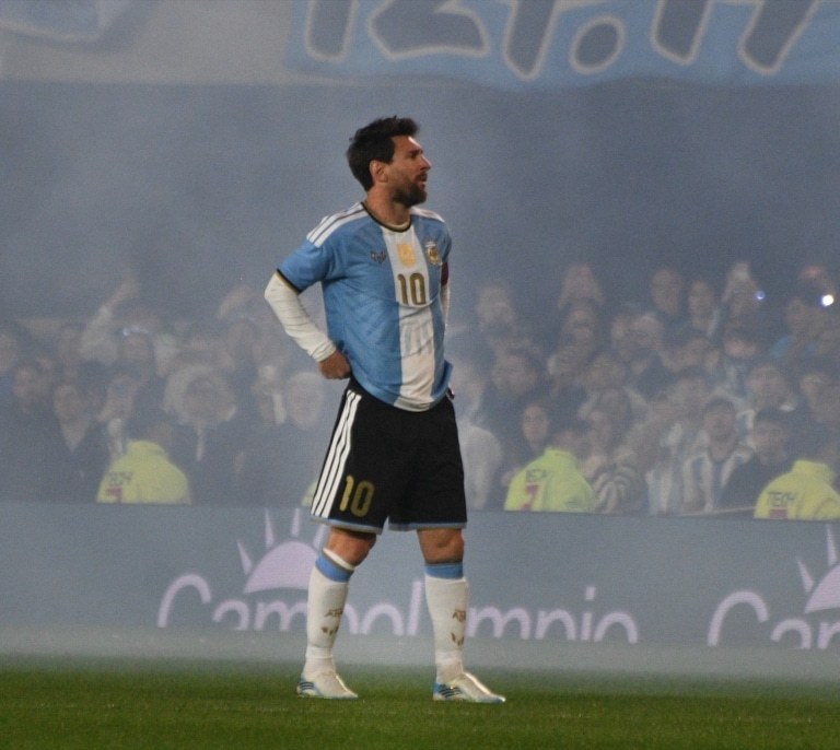 El anticlímax en la despedida de Messi: Sancor Seguros y el polémico show de drones que lo hizo chutar con la derecha