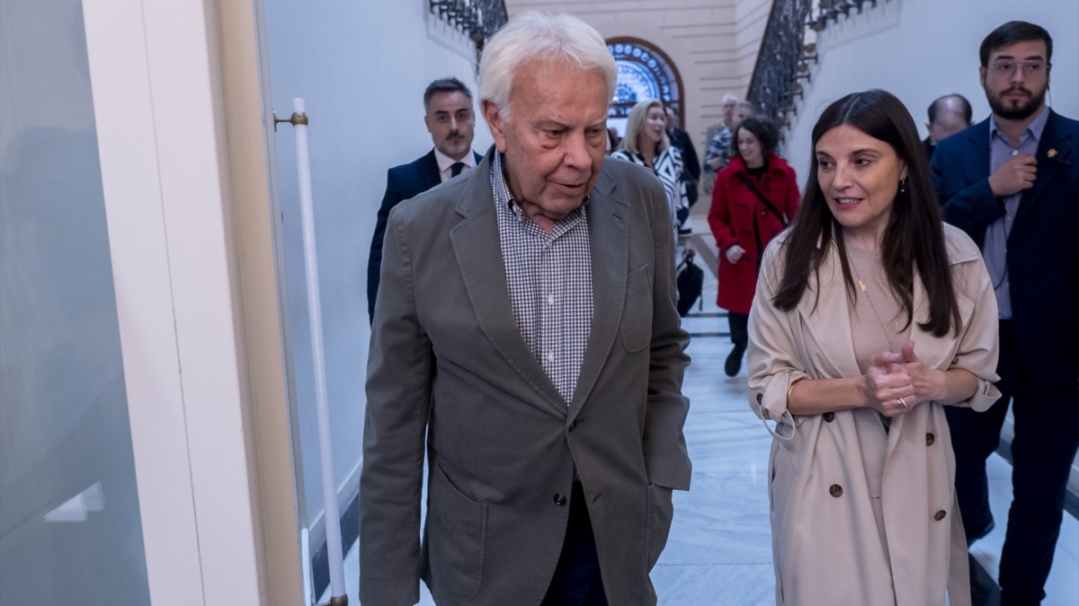 Felipe González defiende el voto por correo ante las dudas del PP: "Confía en el sistema"