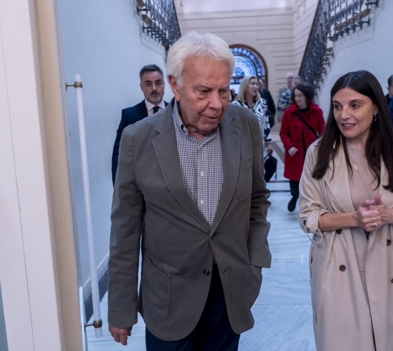 Felipe González defiende el voto por correo ante las dudas del PP: "Confía en el sistema"