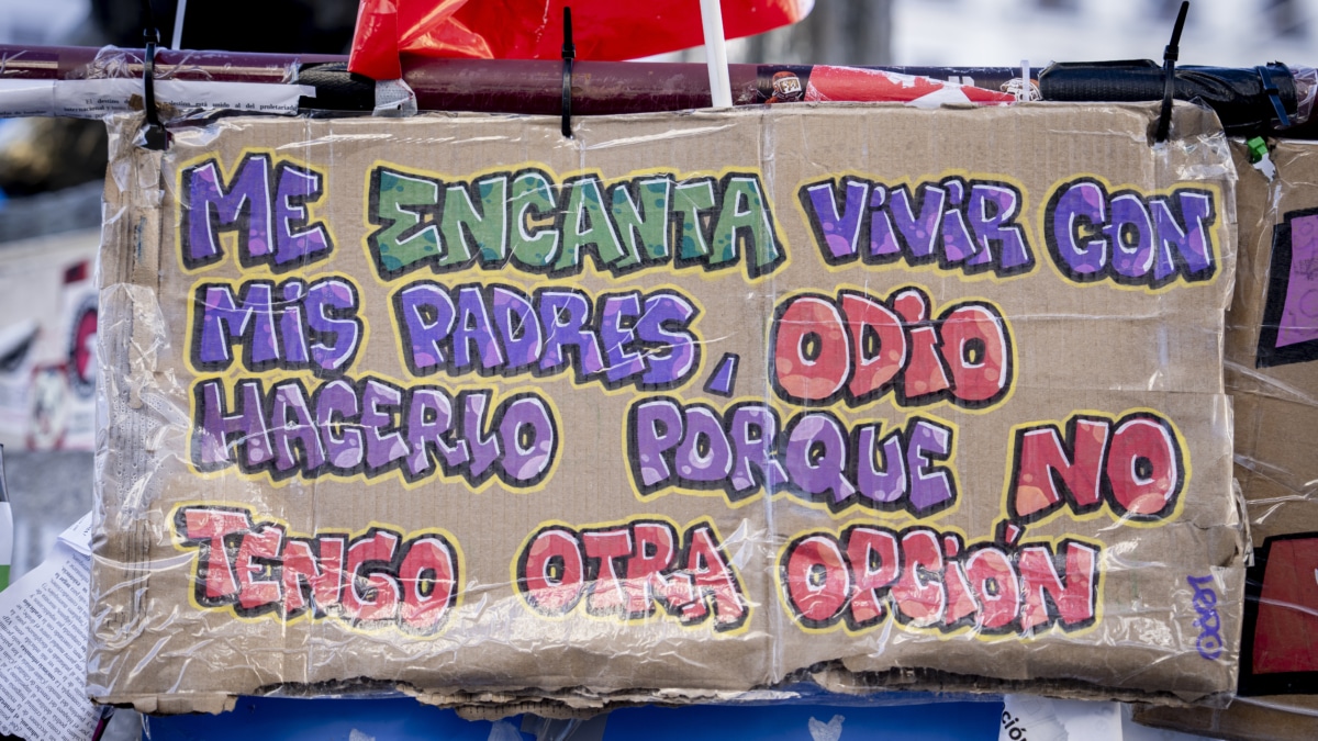 Pancarta en la acampada por la vivienda en la Puerta del Sol.