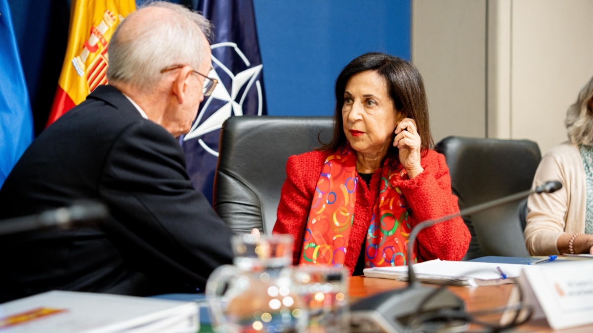 (Foto de ARCHIVO) La ministra de Defensa, Margarita Robles (d), acompañada del Jefe de Estado Mayor de la Defensa (JEMAD), Teodoro Esteban López (i), felicita por videoconferencia a los militares desplegados en el exterior con motivo del Día de la Fiesta Nacional, en la sede del Ministerio, a 11 de octubre de 2026, en Madrid (España). Robles ha mantenido la tradicional conexión con los contingentes españoles en operaciones internacionales para transmitirles su agradecimiento por su entrega y profesionalidad. Se cifra en unos 3.000 los militares desplegados en cuatro continentes en misiones de la OTAN, la ONU o la Unión Europea. Gabriel Luengas / Europa Press 11/10/2026