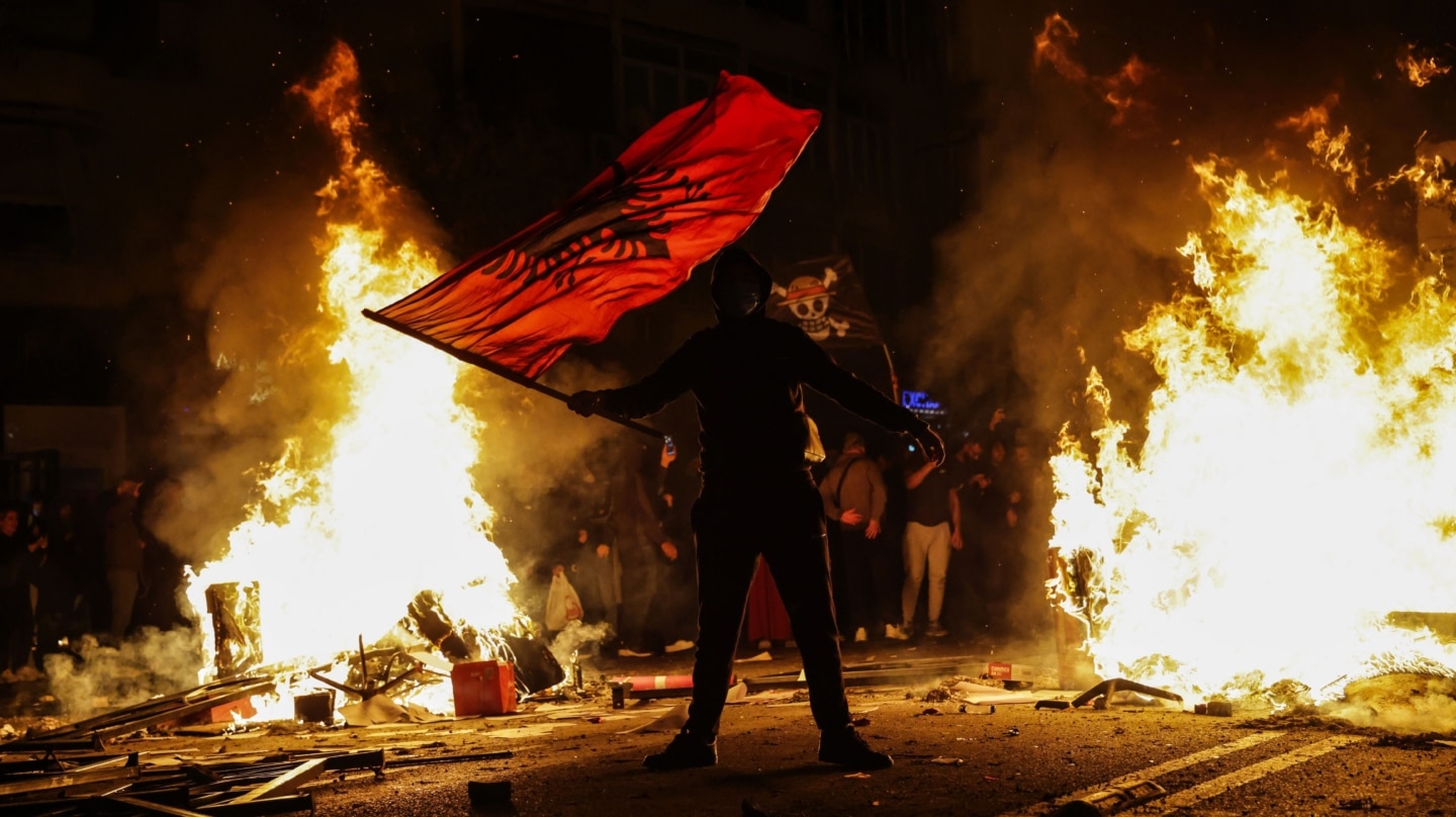 Albania, Tirana: Estudiantes manifestantes se enfrentan a la policía antidisturbios frente al Ministerio de Educación en Tirana.