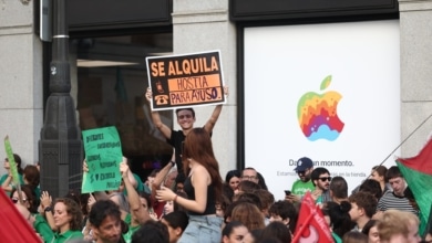 "Ayuso, muérete": la Comunidad de Madrid denuncia ante la Fiscalía los insultos desde la acampada de Sol