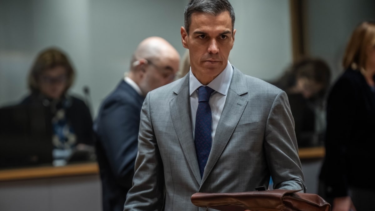 La Junta Electoral advierte a Sánchez que bordea "el límite de lo admisible" en su deber de "neutralidad institucional"