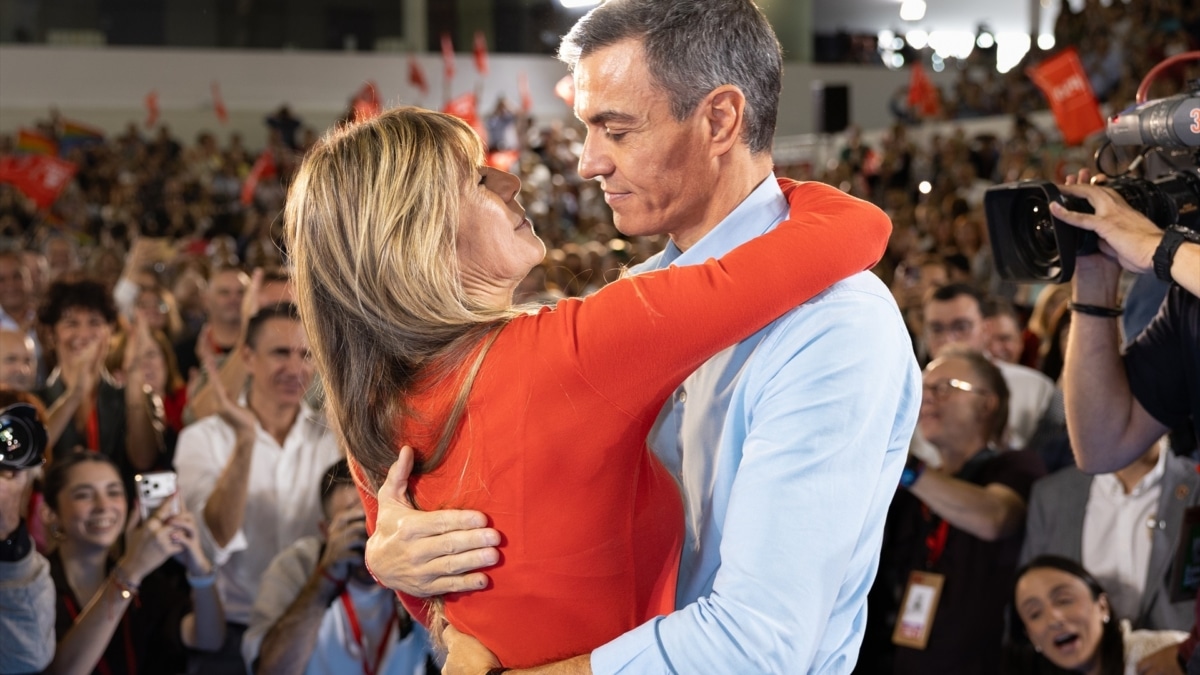 Begoña Gómez y Pedro Sánchez se abrazan en Fuenlabrada.