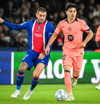 Espart en un duelo contra Lucas Hernandez en el partido del Paris Saint-Germain vs FC Barcelona