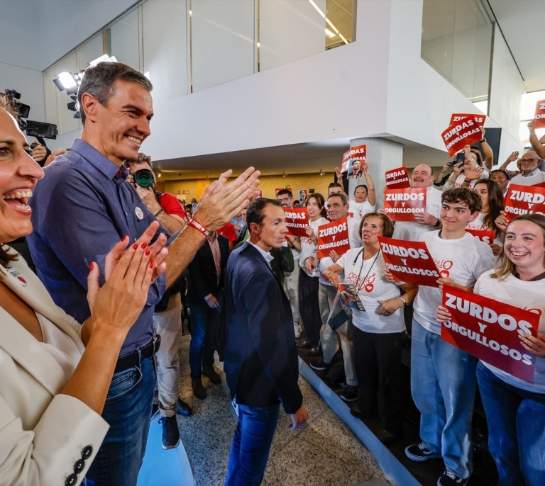 Sánchez carga contra Milei, Feijóo y Abascal: "Están en la misma peña, la de los recortes y la motosierra"