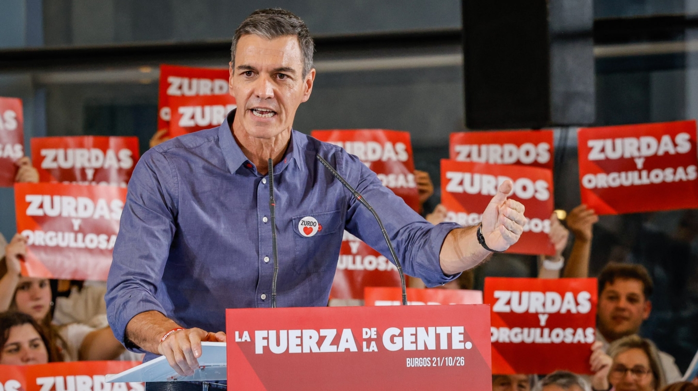 Pedro Sánchez con el lema "zurdas y orgullosas"