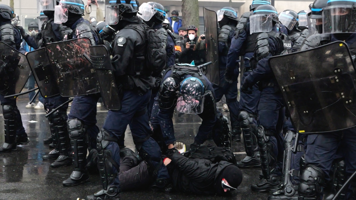 Agentes de los antidisturbios franceses durante las protestas de este sábado.