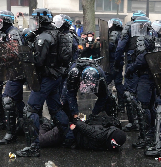 Casi 1.000 detenidos en Francia por las manifestaciones este sábado
